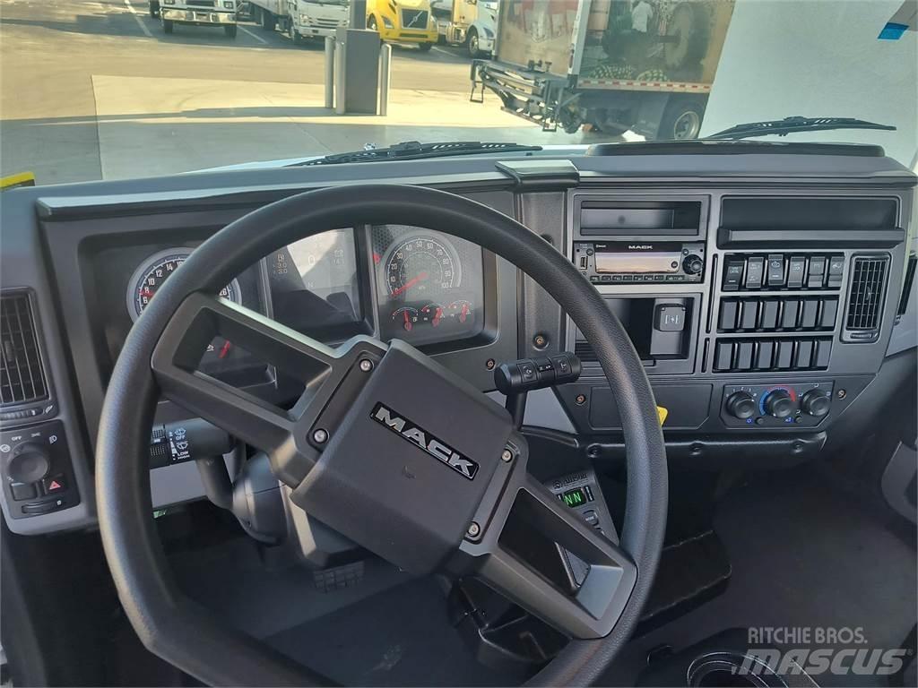 Mack MD7 42R Шасі з кабіною