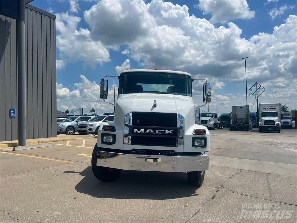 Mack MD742 Шасі з кабіною