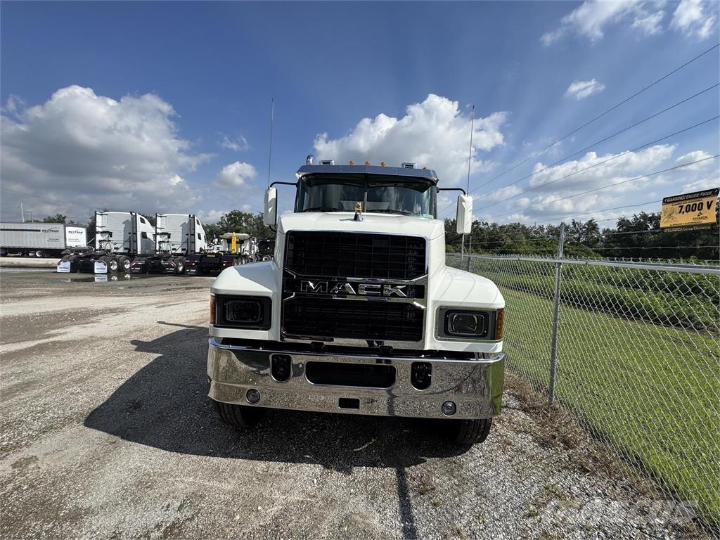 Mack PI64T Тягачі