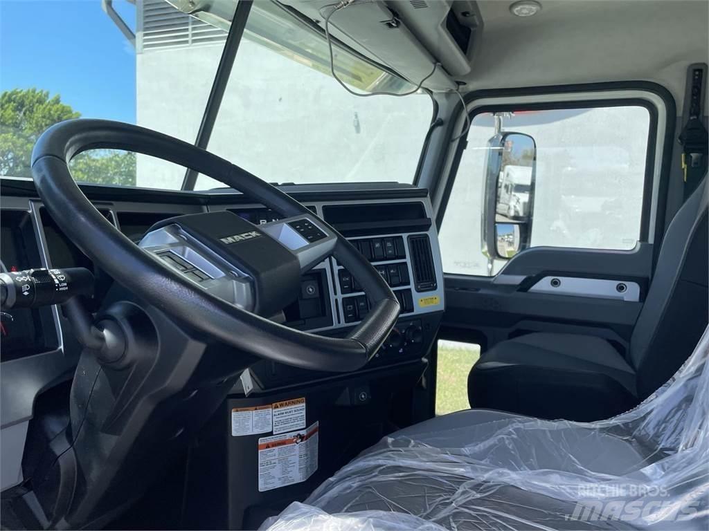 Mack PI64T Тягачі