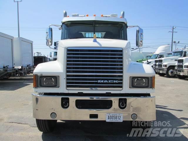 Mack PI64T Тягачі