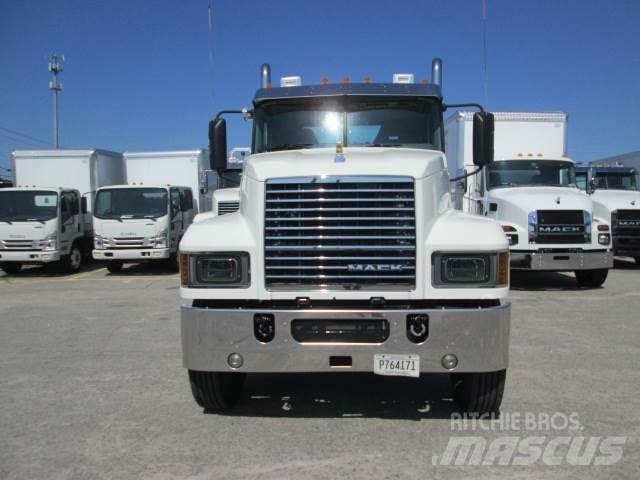 Mack PI64T Тягачі