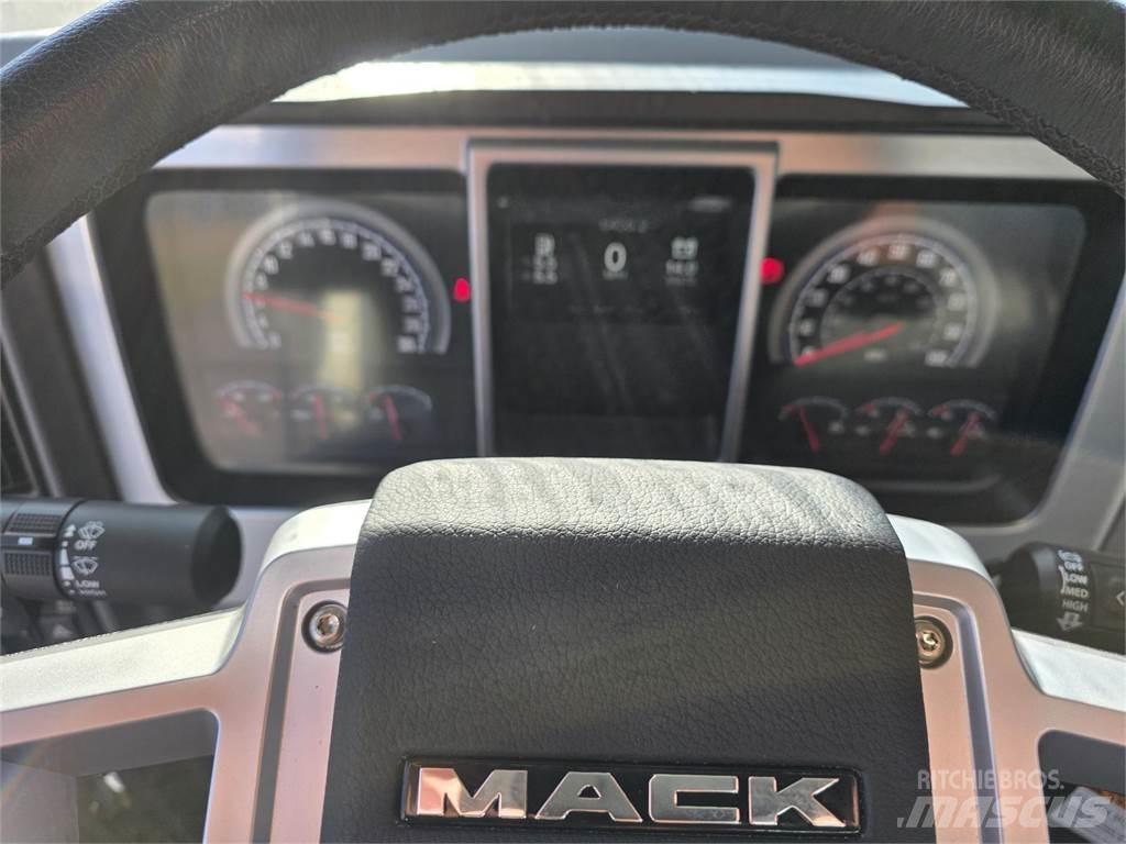 Mack PI64T Тягачі