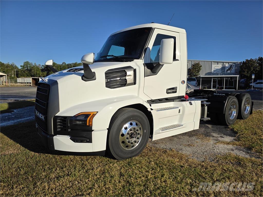 Mack PR64T Тягачі