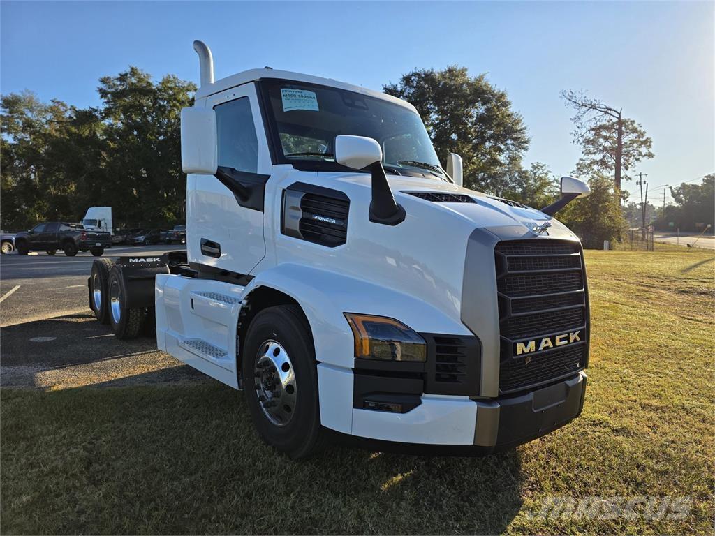 Mack PR64T Тягачі