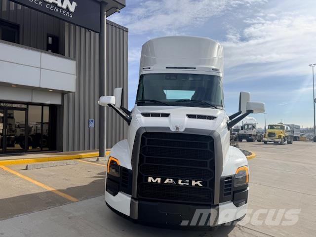 Mack PR64T DAYCAB Тягачі