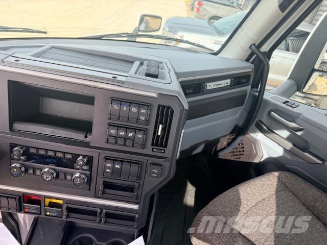 Mack PR64T DAYCAB Тягачі