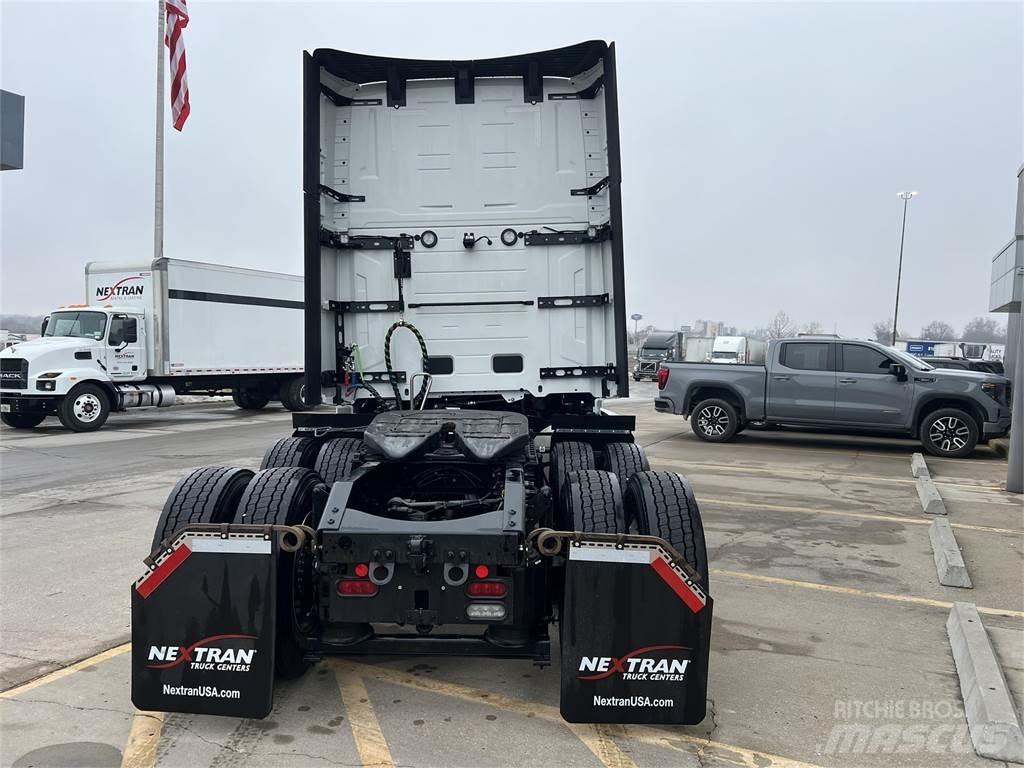 Volvo NEW VNL860 Тягачі