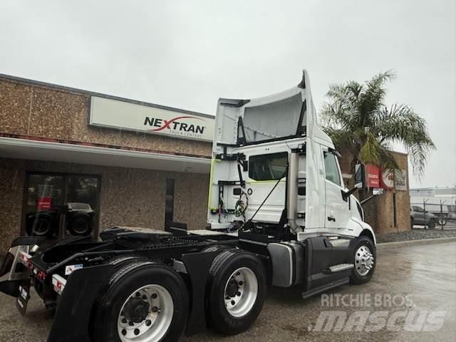 Volvo VNL64T300 Тягачі