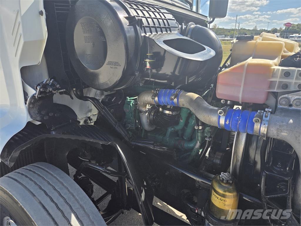 Volvo VNL64T300 Тягачі