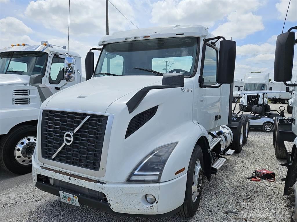 Volvo VNL64T300 Тягачі