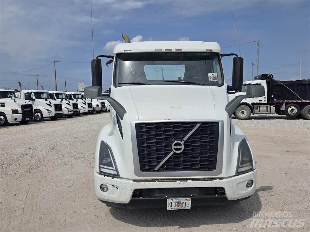 Volvo VNL64T300 Тягачі