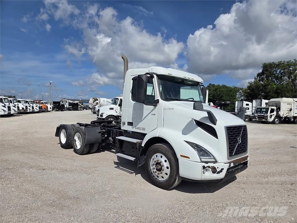 Volvo VNL64T300 Тягачі