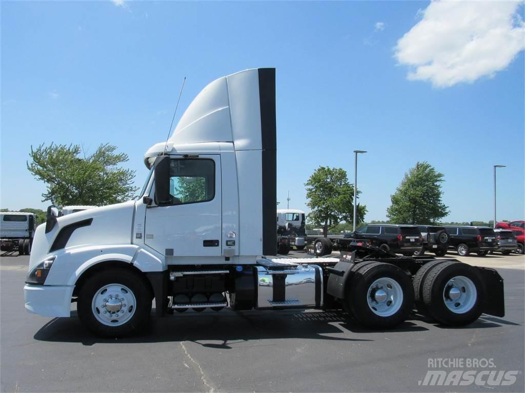 Volvo VNL64T300 Тягачі