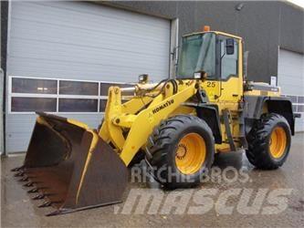 Komatsu WA320 Фронтальні навантажувачі