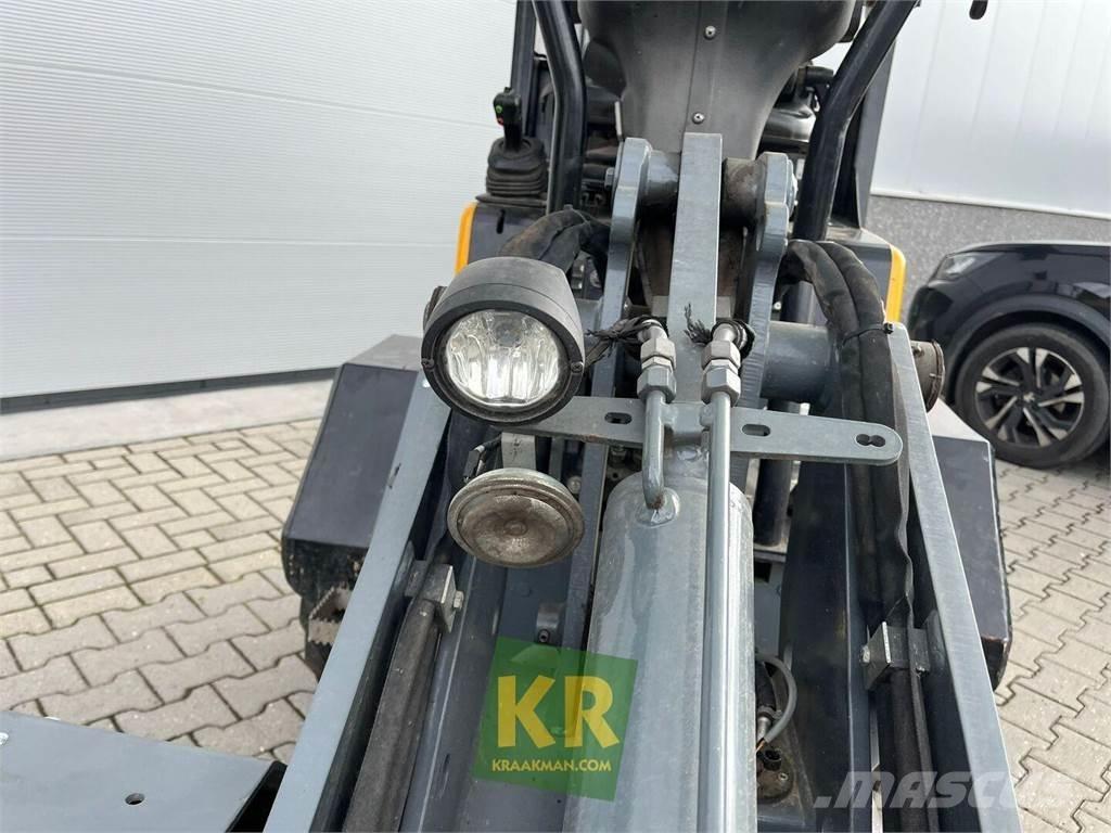 GiANT D332 Фронтальні навантажувачі та екскаватори