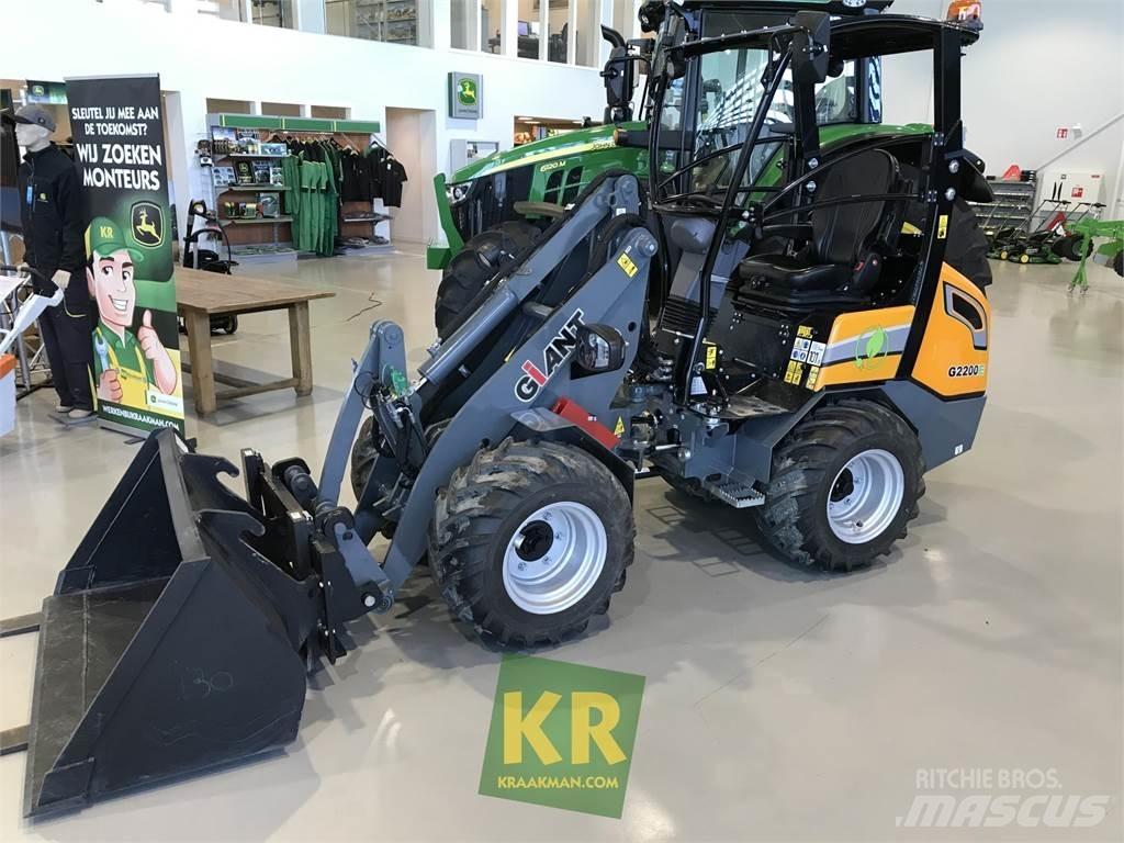GiANT G2200E Фронтальні навантажувачі та екскаватори