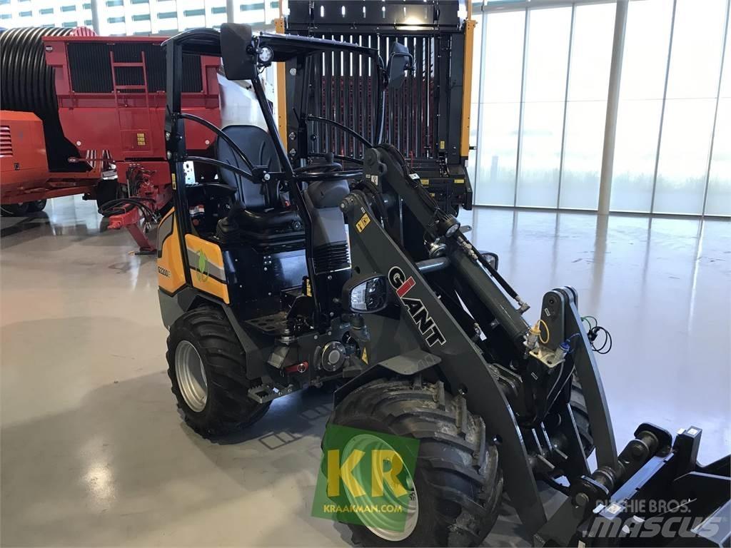 GiANT G2200E Фронтальні навантажувачі та екскаватори