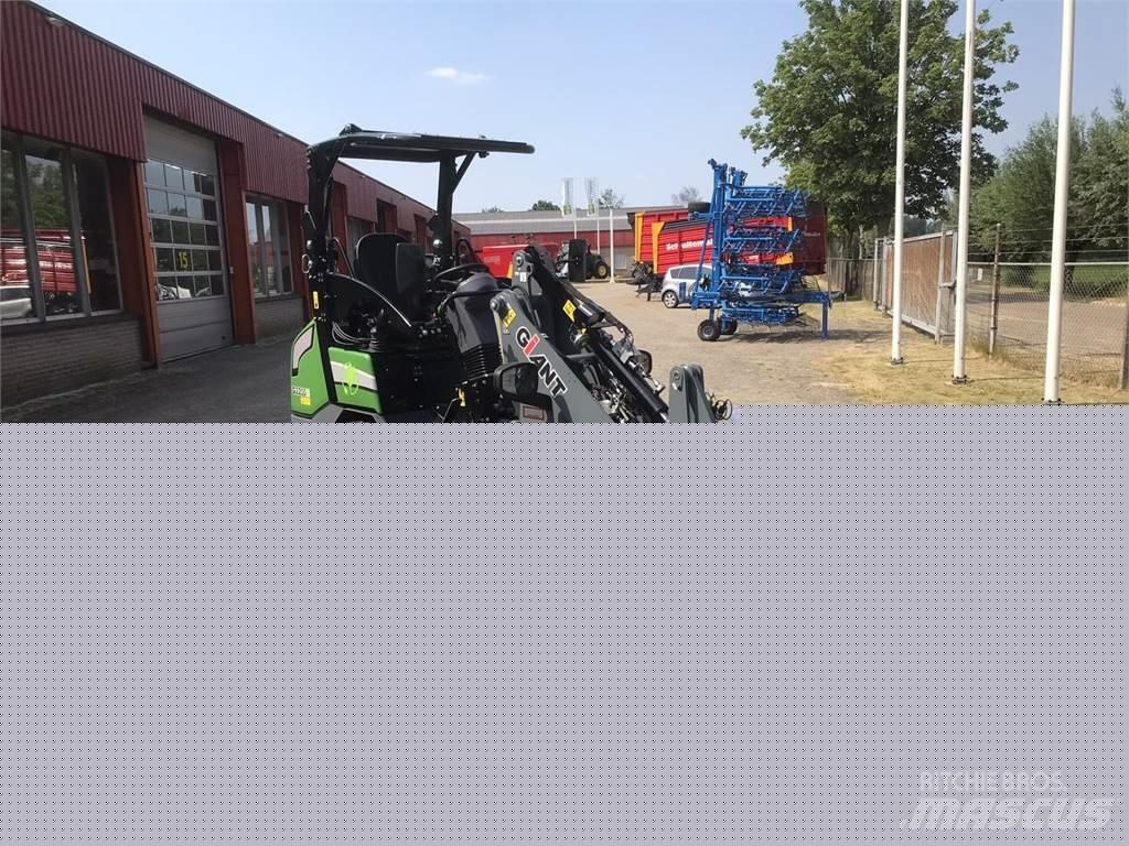 GiANT G2200E Фронтальні навантажувачі та екскаватори