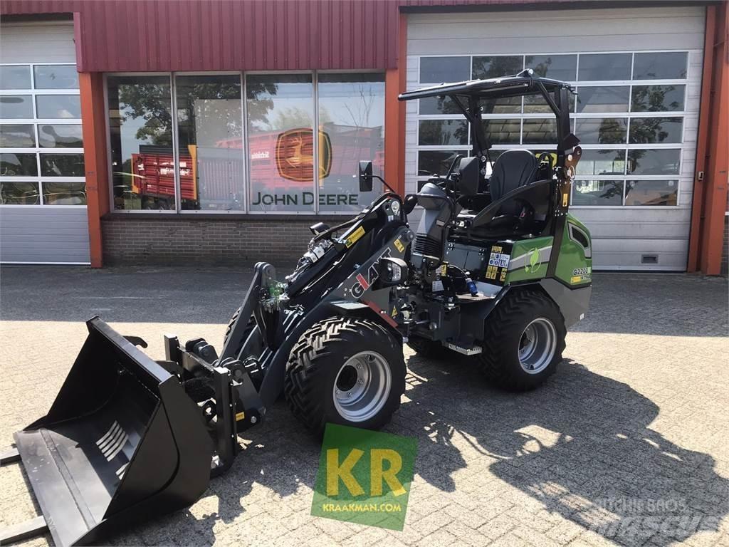 GiANT G2200E Фронтальні навантажувачі та екскаватори