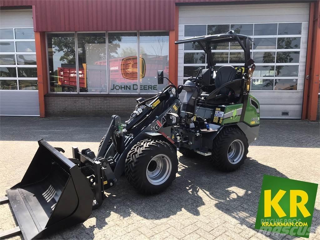 GiANT G2200E Фронтальні навантажувачі та екскаватори