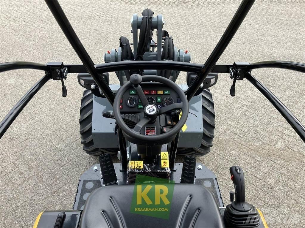 GiANT G2300 Фронтальні навантажувачі та екскаватори