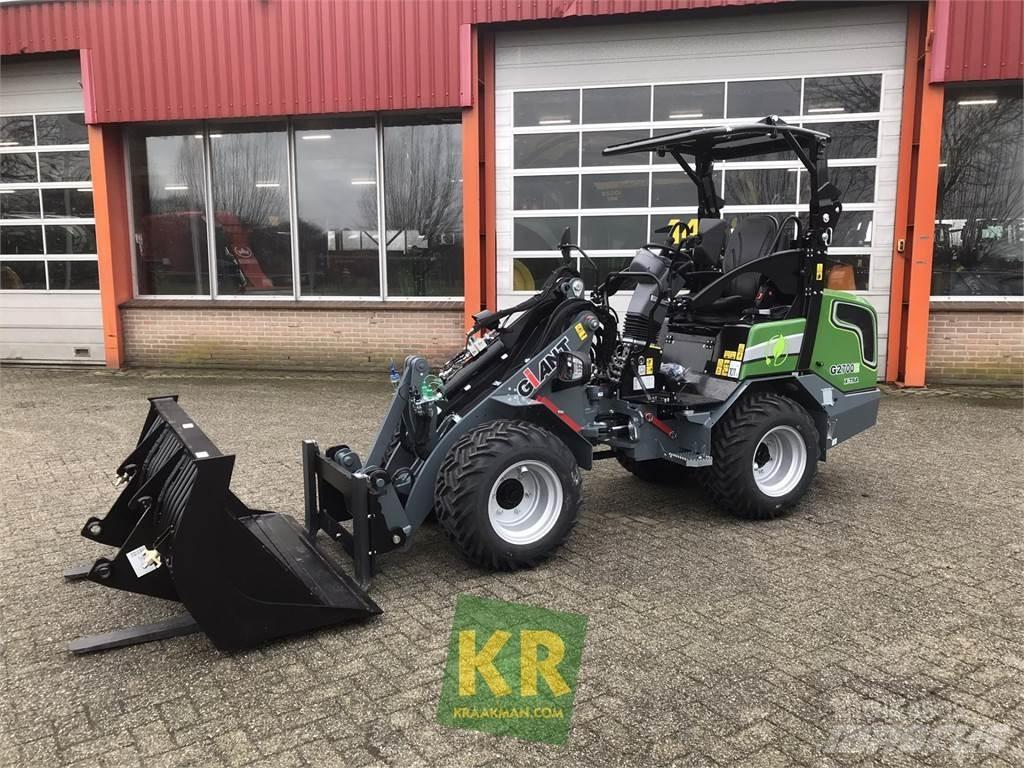GiANT G2700E Фронтальні навантажувачі та екскаватори