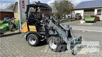 GiANT G2200E Фронтальні навантажувачі