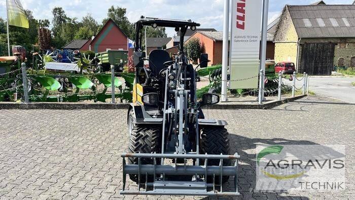 GiANT G2200E Фронтальні навантажувачі