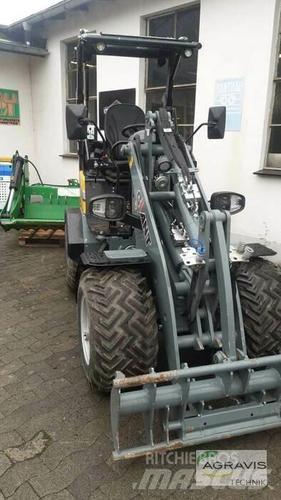 GiANT G2200E-3 Фронтальні навантажувачі