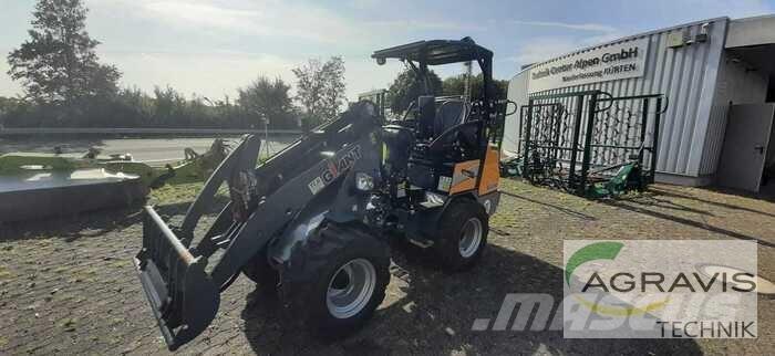 GiANT G2300 HD Фронтальні навантажувачі