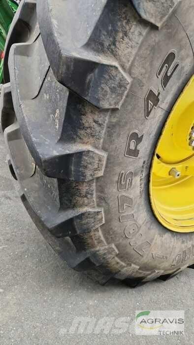 John Deere 8R 310 Трактори