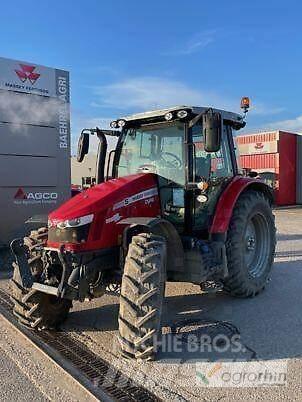 Massey Ferguson 5713S Трактори