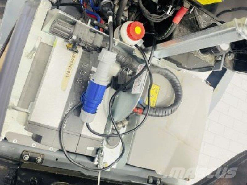 GiANT G2200E Міні-навантажувачі