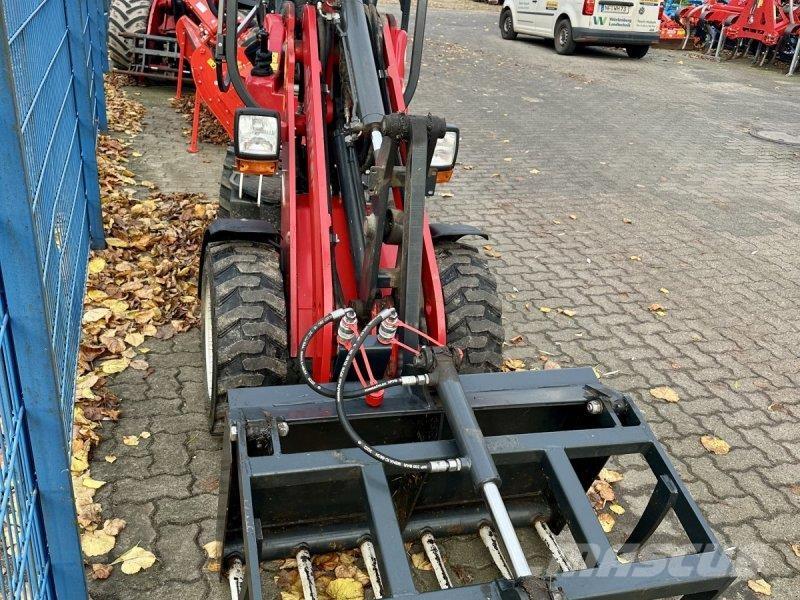 Schäffer 2028 Фронтальні навантажувачі та екскаватори