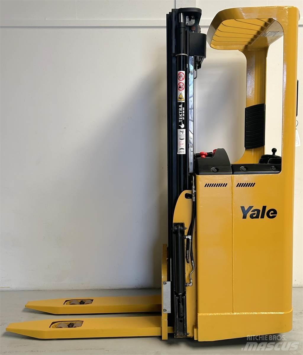 Yale SMS12S Самохідні електроштабелери