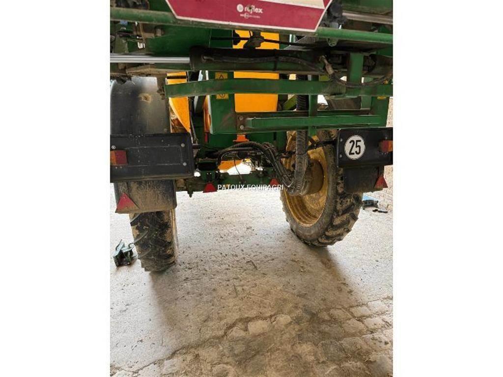 John Deere 832I Причіпні обприскувачі