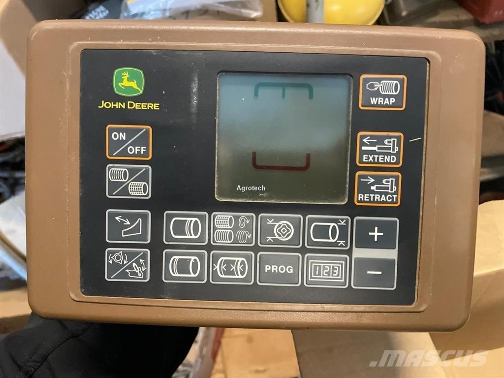 John Deere V451M Рулонні прес-підбирачі