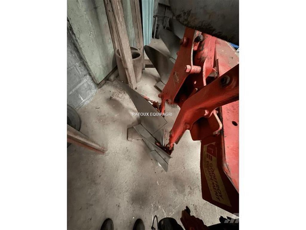 Kuhn MASTER 100 Звичайні плуги