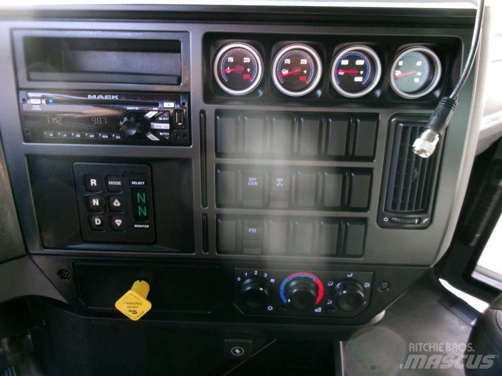 Mack GR64F Самоскиди
