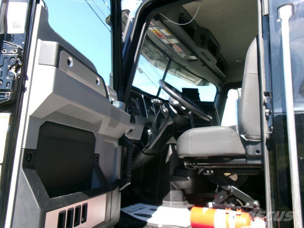 Mack GR64F Самоскиди