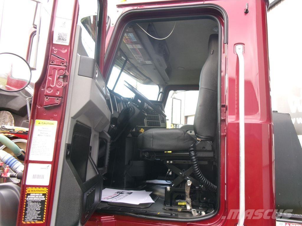 Mack GR64F Самоскиди