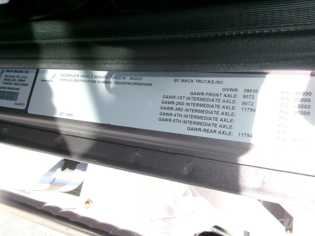 Mack GR64FR Самоскиди