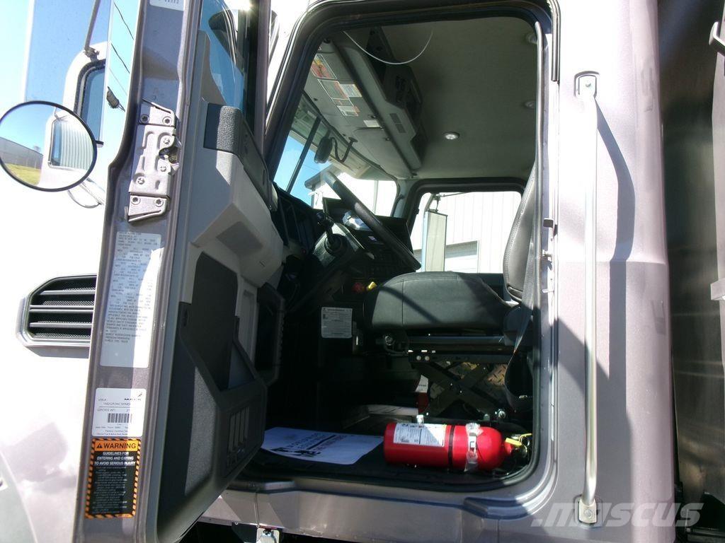 Mack GR64FR Самоскиди