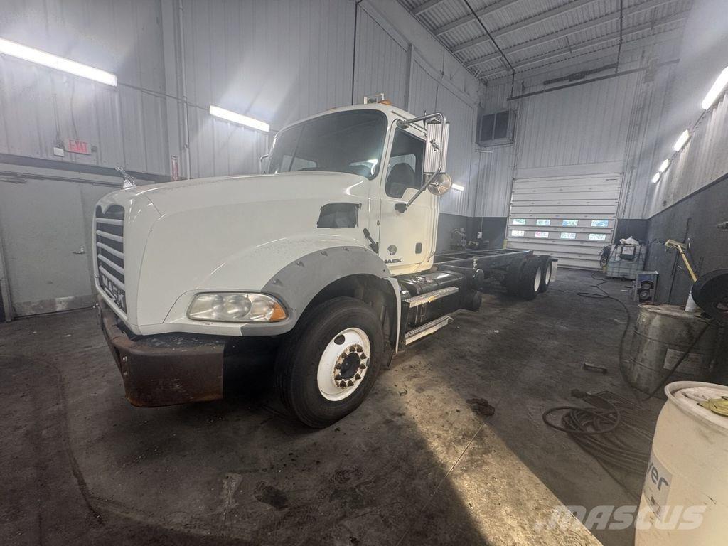 Mack GU813 Шасі з кабіною
