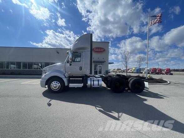 International PROSTAR Тягачі