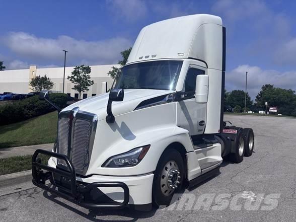 Kenworth T680 Тягачі