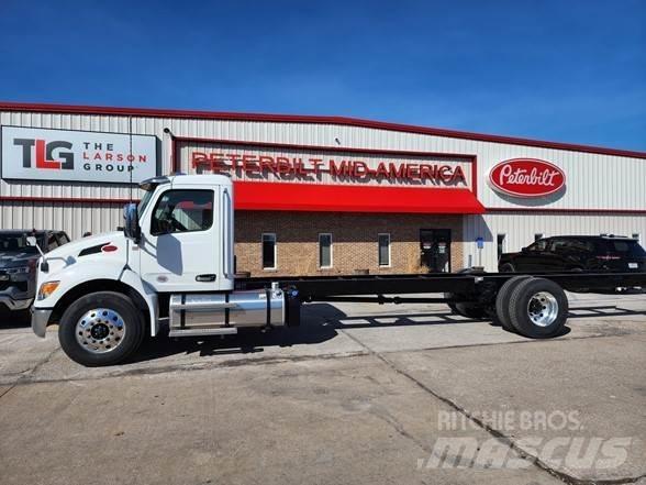 Peterbilt 536 Шасі з кабіною