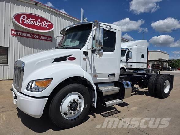 Peterbilt 536 Шасі з кабіною