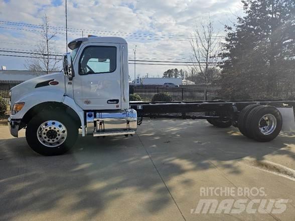 Peterbilt 536 Шасі з кабіною